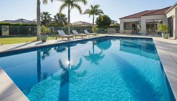 Sabah saatlerinde bakımı yapılmış berrak havuz ve düzenli çevre