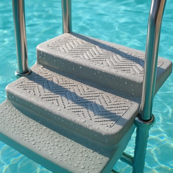 Kaymaz kaplama uygulanmış havuz merdiveni basamaklarının yakından görünümü