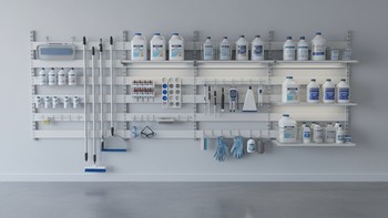 Modüler raflara yerleştirilmiş havuz bakım şişeleri ve kutuları