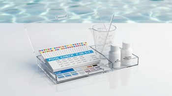 Renkli test şeritleri ve ölçüm bardağıyla hazırlanmış bakım kiti