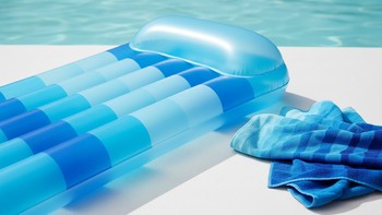 Mavi ve turkuaz tonlarda havuz kenarı lounge alanı