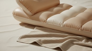 Kum ve bej tonlarında havuz kenarı oturma alanı