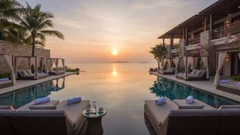 Gün doğumunda sakin butik otel havuzu ve şezlonglar