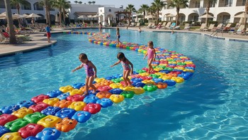 Çocuklar için renkli şişme oyuncaklarla belirlenmiş havuz oyun hattı
