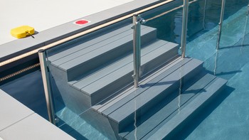 Kaymaz kaplamalı havuz merdiveni ve çocuk güvenlik bariyeri