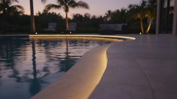 Havuz çevresinde akşam saatlerinde yan yana dizilmiş yol ışıkları