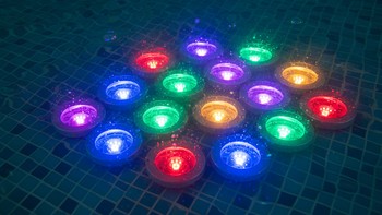 Havuz içinde kullanılan renkli su altı aydınlatma detayları