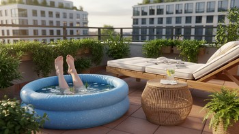 Balkonda kullanılan küçük şişme havuz ve şezlong