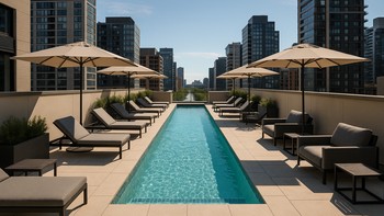 Çatı terasında kullanılan dar uzun havuz ve lounge alanı