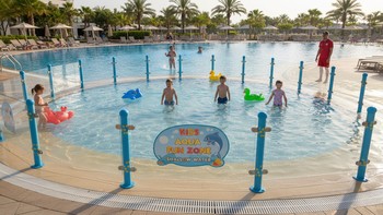 Site havuzunda çocuklar için ayrılmış renkli alan