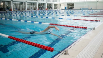 Site havuzunda kulvar ayırıcı şamandıra ve çizgiler