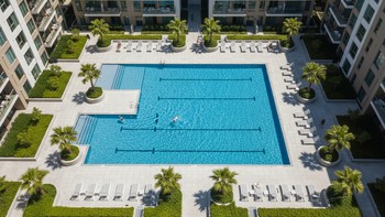 Site içerisinde ortak kullanılan geniş havuz alanı