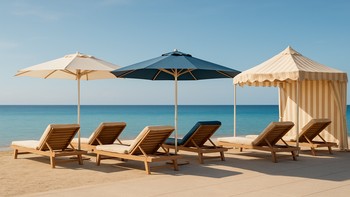 Yan yana dizilmiş farklı boylarda havuz şemsiyeleri ve gölgelendirme ürünleri