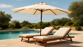Geniş gölgeliği olan havuz şemsiyesi ve şezlonglar