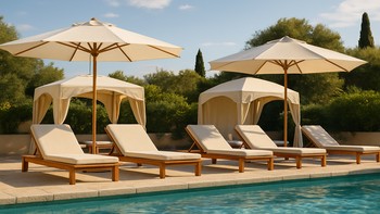 Güneşli bir öğle vakti havuz kenarında geniş gölgelik ve şezlonglar
