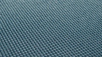 Havuz kenarında kullanılan dayanıklı kumaş yüzeyin yakından görünümü