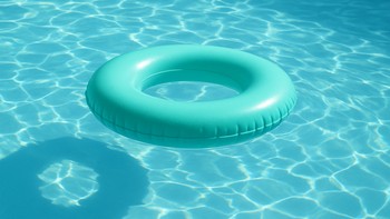 Turkuaz renkte, çocuklar için güvenli havuz simidi