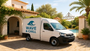 Site girişi önünde duran teslimat aracı ve kargo kutuları