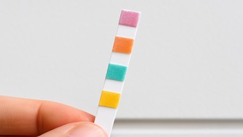 Havuz suyunda kullanılan renkli test şeritleri