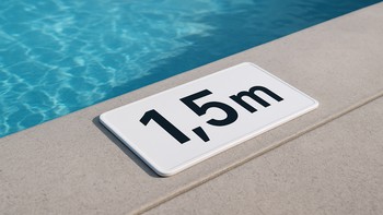 Havuz kenarında derinlik uyarısı bulunan tabela
